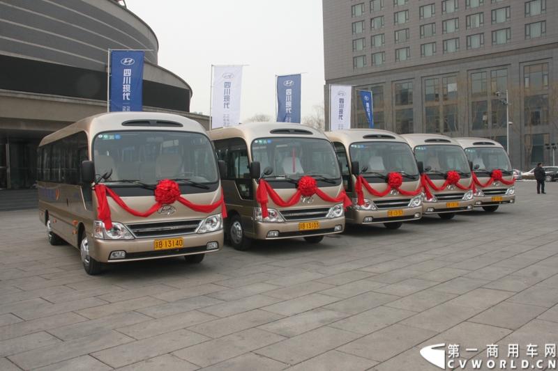 2014年2月18日，北京北汽出租汽车集团有限责任公司采购高端商旅新标准四川现代康恩迪交车仪式在北京会议中心举行, 通过2013年10月举办的西部博览会50辆指定用车以及陕西省太白山风景游览区50辆游览用车成功进入市场，确认了中国客户对康恩迪的认可， 此次北汽租赁的40辆订单，标志着四川现代全面地成功进入了北京市场。图为现场等待交付的康恩迪客车。