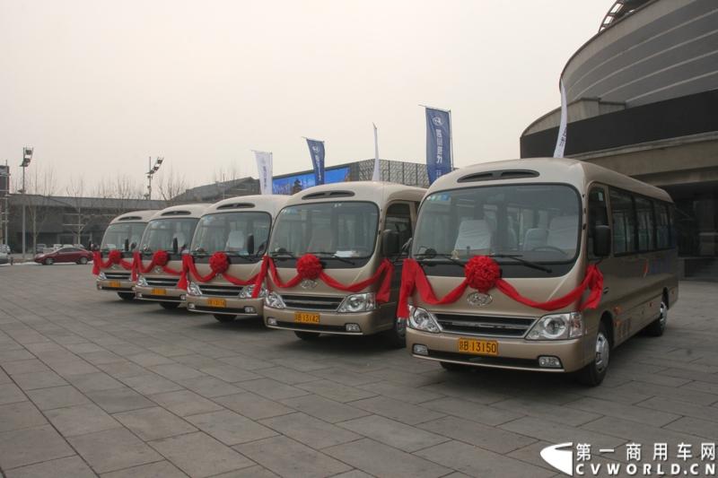 2014年2月18日，北京北汽出租汽车集团有限责任公司采购高端商旅新标准四川现代康恩迪交车仪式在北京会议中心举行, 通过2013年10月举办的西部博览会50辆指定用车以及陕西省太白山风景游览区50辆游览用车成功进入市场，确认了中国客户对康恩迪的认可， 此次北汽租赁的40辆订单，标志着四川现代全面地成功进入了北京市场。图为现场等待交付的康恩迪客车。