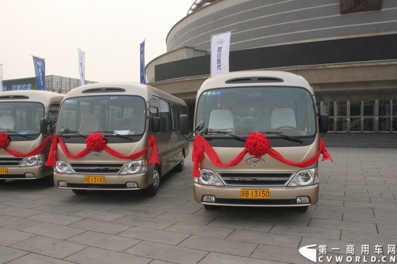 2014年2月18日，北京北汽出租汽车集团有限责任公司采购高端商旅新标准四川现代康恩迪交车仪式在北京会议中心举行, 通过2013年10月举办的西部博览会50辆指定用车以及陕西省太白山风景游览区50辆游览用车成功进入市场，确认了中国客户对康恩迪的认可， 此次北汽租赁的40辆订单，标志着四川现代全面地成功进入了北京市场。图为现场等待交付的康恩迪客车。