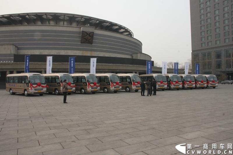 2014年2月18日，北京北汽出租汽车集团有限责任公司采购高端商旅新标准四川现代康恩迪交车仪式在北京会议中心举行, 通过2013年10月举办的西部博览会50辆指定用车以及陕西省太白山风景游览区50辆游览用车成功进入市场，确认了中国客户对康恩迪的认可， 此次北汽租赁的40辆订单，标志着四川现代全面地成功进入了北京市场。图为现场等待交付的康恩迪客车。