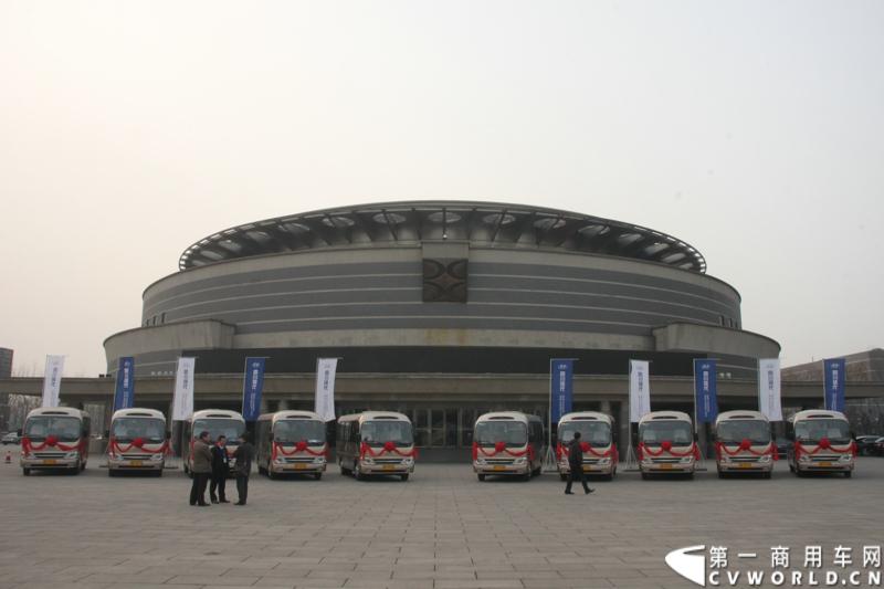 2014年2月18日，北京北汽出租汽车集团有限责任公司采购高端商旅新标准四川现代康恩迪交车仪式在北京会议中心举行, 通过2013年10月举办的西部博览会50辆指定用车以及陕西省太白山风景游览区50辆游览用车成功进入市场，确认了中国客户对康恩迪的认可， 此次北汽租赁的40辆订单，标志着四川现代全面地成功进入了北京市场。图为现场等待交付的康恩迪客车。