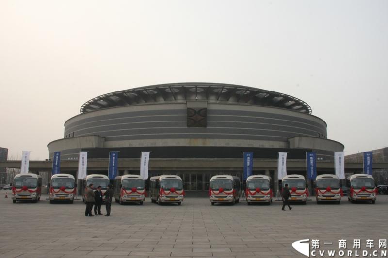 2014年2月18日，北京北汽出租汽车集团有限责任公司采购高端商旅新标准四川现代康恩迪交车仪式在北京会议中心举行, 通过2013年10月举办的西部博览会50辆指定用车以及陕西省太白山风景游览区50辆游览用车成功进入市场，确认了中国客户对康恩迪的认可， 此次北汽租赁的40辆订单，标志着四川现代全面地成功进入了北京市场。图为现场等待交付的康恩迪客车。