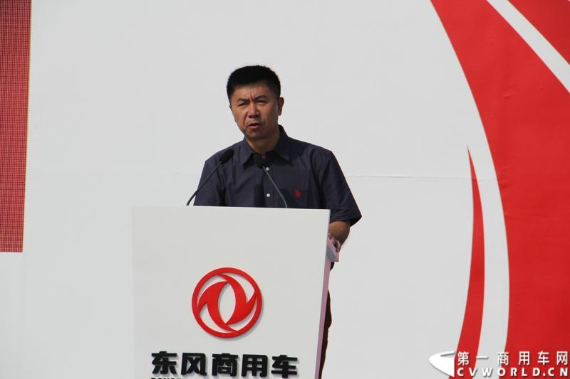 2月26日，中国唯一一艘参加2014-2015年沃尔沃环球帆船赛赛船“东风号”从英国制造完成运抵中国并在三亚市半山半岛首次亮相。同时，全球公开选拔的“东风队”船长和候选船员与大家见面。由东风商用车有限公司独家冠名的“东风号”赛船，将于今年10月由“东风队”驾驶，出征世界顶级帆船赛事，助力中国远洋帆船运动事业的发展。图为国家体育总局水上运动管理中心主任李全海致辞。