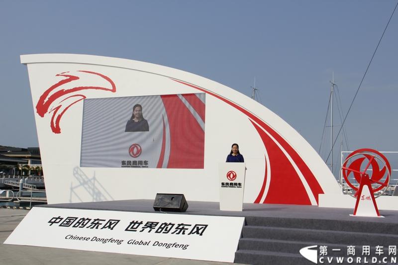 2月26日，中国唯一一艘参加2014-2015年沃尔沃环球帆船赛赛船“东风号”从英国制造完成运抵中国并在三亚市半山半岛首次亮相。同时，全球公开选拔的“东风队”船长和候选船员与大家见面。由东风商用车有限公司独家冠名的“东风号”赛船，将于今年10月由“东风队”驾驶，出征世界顶级帆船赛事，助力中国远洋帆船运动事业的发展。图为三亚市人民政府副市长许振凌致辞。