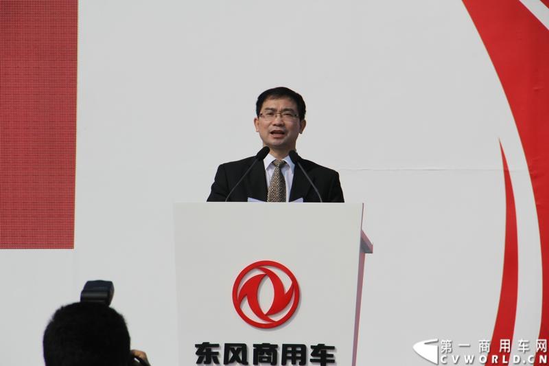 2月26日，中国唯一一艘参加2014-2015年沃尔沃环球帆船赛赛船“东风号”从英国制造完成运抵中国并在三亚市半山半岛首次亮相。同时，全球公开选拔的“东风队”船长和候选船员与大家见面。由东风商用车有限公司独家冠名的“东风号”赛船，将于今年10月由“东风队”驾驶，出征世界顶级帆船赛事，助力中国远洋帆船运动事业的发展。图为东风商用车有限公司总经理黄刚致辞。