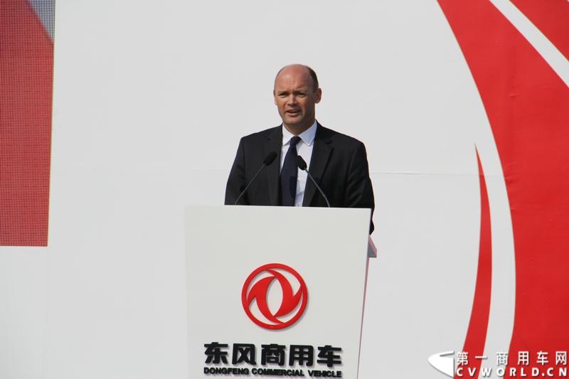 2月26日，中国唯一一艘参加2014-2015年沃尔沃环球帆船赛赛船“东风号”从英国制造完成运抵中国并在三亚市半山半岛首次亮相。同时，全球公开选拔的“东风队”船长和候选船员与大家见面。由东风商用车有限公司独家冠名的“东风号”赛船，将于今年10月由“东风队”驾驶，出征世界顶级帆船赛事，助力中国远洋帆船运动事业的发展。图为OCSport集团公司执行主席Mark Turner致辞。