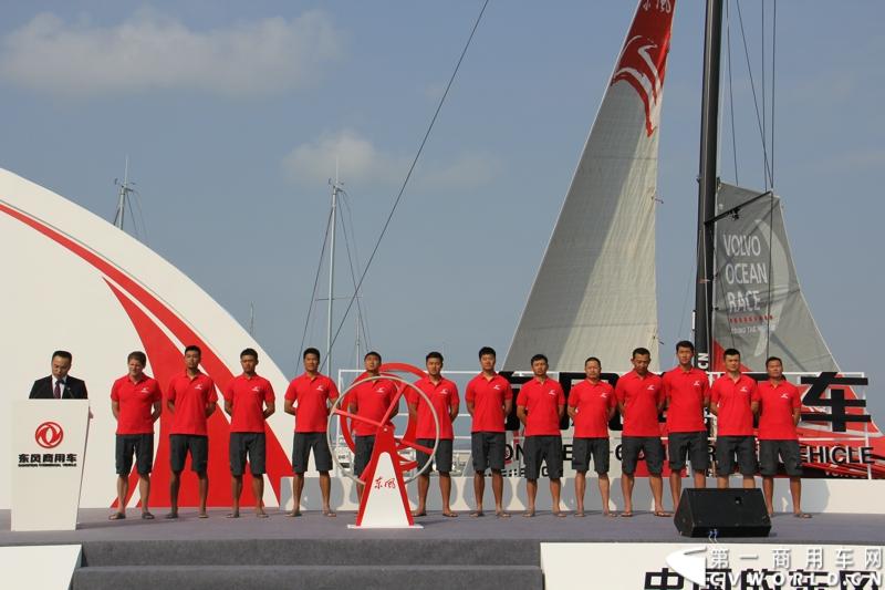 2月26日，中国唯一一艘参加2014-2015年沃尔沃环球帆船赛赛船“东风号”从英国制造完成运抵中国并在三亚市半山半岛首次亮相。同时，全球公开选拔的“东风队”船长和候选船员与大家见面。由东风商用车有限公司独家冠名的“东风号”赛船，将于今年10月由“东风队”驾驶，出征世界顶级帆船赛事，助力中国远洋帆船运动事业的发展。图为东风队船长与12名中国候选船员集体亮相。
