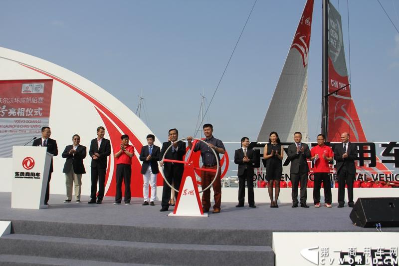 2月26日，中国唯一一艘参加2014-2015年沃尔沃环球帆船赛赛船“东风号”从英国制造完成运抵中国并在三亚市半山半岛首次亮相。同时，全球公开选拔的“东风队”船长和候选船员与大家见面。由东风商用车有限公司独家冠名的“东风号”赛船，将于今年10月由“东风队”驾驶，出征世界顶级帆船赛事，助力中国远洋帆船运动事业的发展。图为嘉宾转动领航舵，东风号正式发布。