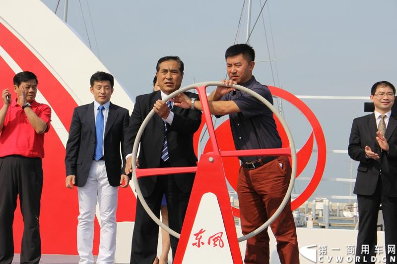 2月26日，中国唯一一艘参加2014-2015年沃尔沃环球帆船赛赛船“东风号”从英国制造完成运抵中国并在三亚市半山半岛首次亮相。同时，全球公开选拔的“东风队”船长和候选船员与大家见面。由东风商用车有限公司独家冠名的“东风号”赛船，将于今年10月由“东风队”驾驶，出征世界顶级帆船赛事，助力中国远洋帆船运动事业的发展。图为嘉宾转动领航舵，东风号正式发布。