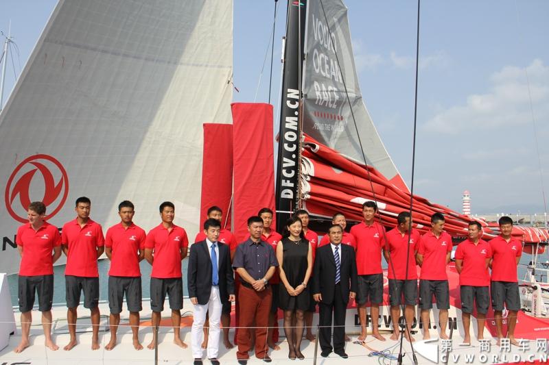 2月26日，中国唯一一艘参加2014-2015年沃尔沃环球帆船赛赛船“东风号”从英国制造完成运抵中国并在三亚市半山半岛首次亮相。同时，全球公开选拔的“东风队”船长和候选船员与大家见面。由东风商用车有限公司独家冠名的“东风号”赛船，将于今年10月由“东风队”驾驶，出征世界顶级帆船赛事，助力中国远洋帆船运动事业的发展。图为嘉宾上船合影。