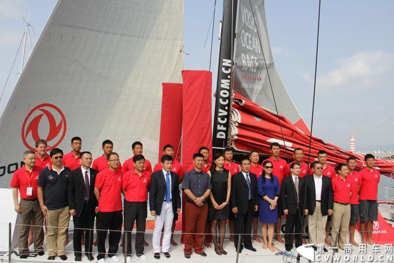 2月26日，中国唯一一艘参加2014-2015年沃尔沃环球帆船赛赛船“东风号”从英国制造完成运抵中国并在三亚市半山半岛首次亮相。同时，全球公开选拔的“东风队”船长和候选船员与大家见面。由东风商用车有限公司独家冠名的“东风号”赛船，将于今年10月由“东风队”驾驶，出征世界顶级帆船赛事，助力中国远洋帆船运动事业的发展。图为嘉宾上船合影。
