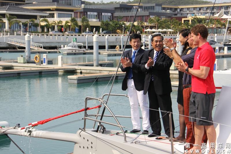 2月26日，中国唯一一艘参加2014-2015年沃尔沃环球帆船赛赛船“东风号”从英国制造完成运抵中国并在三亚市半山半岛首次亮相。同时，全球公开选拔的“东风队”船长和候选船员与大家见面。由东风商用车有限公司独家冠名的“东风号”赛船，将于今年10月由“东风队”驾驶，出征世界顶级帆船赛事，助力中国远洋帆船运动事业的发展。图为掷瓶礼。