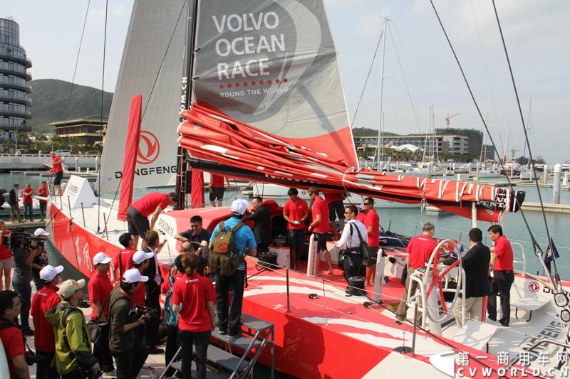 2月26日，中国唯一一艘参加2014-2015年沃尔沃环球帆船赛赛船“东风号”从英国制造完成运抵中国并在三亚市半山半岛首次亮相。同时，全球公开选拔的“东风队”船长和候选船员与大家见面。由东风商用车有限公司独家冠名的“东风号”赛船，将于今年10月由“东风队”驾驶，出征世界顶级帆船赛事，助力中国远洋帆船运动事业的发展。图为“东风号”帆船首次公开亮相。