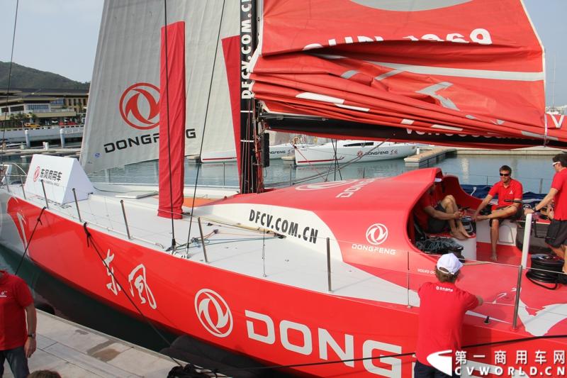 2月26日，中国唯一一艘参加2014-2015年沃尔沃环球帆船赛赛船“东风号”从英国制造完成运抵中国并在三亚市半山半岛首次亮相。同时，全球公开选拔的“东风队”船长和候选船员与大家见面。由东风商用车有限公司独家冠名的“东风号”赛船，将于今年10月由“东风队”驾驶，出征世界顶级帆船赛事，助力中国远洋帆船运动事业的发展。图为“东风号”帆船首次公开亮相。