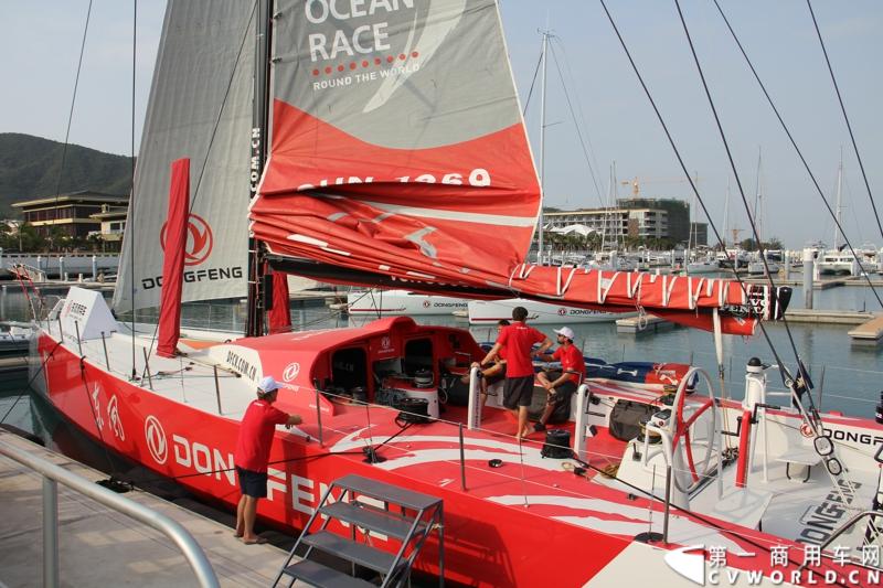 2月26日，中国唯一一艘参加2014-2015年沃尔沃环球帆船赛赛船“东风号”从英国制造完成运抵中国并在三亚市半山半岛首次亮相。同时，全球公开选拔的“东风队”船长和候选船员与大家见面。由东风商用车有限公司独家冠名的“东风号”赛船，将于今年10月由“东风队”驾驶，出征世界顶级帆船赛事，助力中国远洋帆船运动事业的发展。图为“东风号”帆船首次公开亮相。