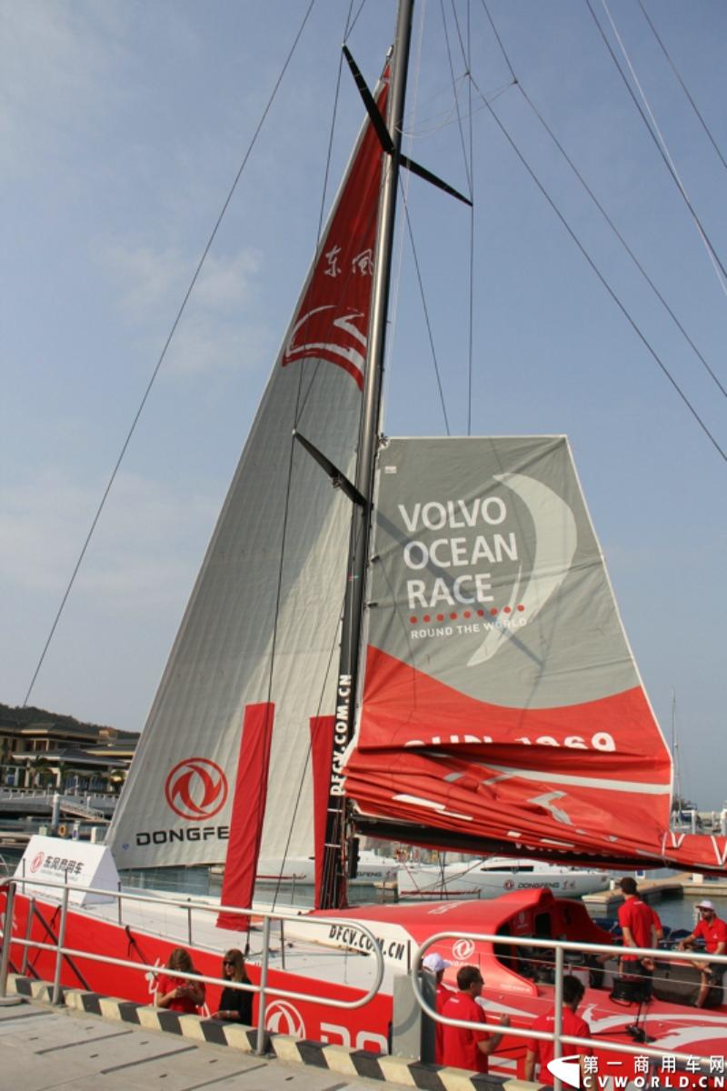 2月26日，中国唯一一艘参加2014-2015年沃尔沃环球帆船赛赛船“东风号”从英国制造完成运抵中国并在三亚市半山半岛首次亮相。同时，全球公开选拔的“东风队”船长和候选船员与大家见面。由东风商用车有限公司独家冠名的“东风号”赛船，将于今年10月由“东风队”驾驶，出征世界顶级帆船赛事，助力中国远洋帆船运动事业的发展。图为“东风号”帆船首次公开亮相。