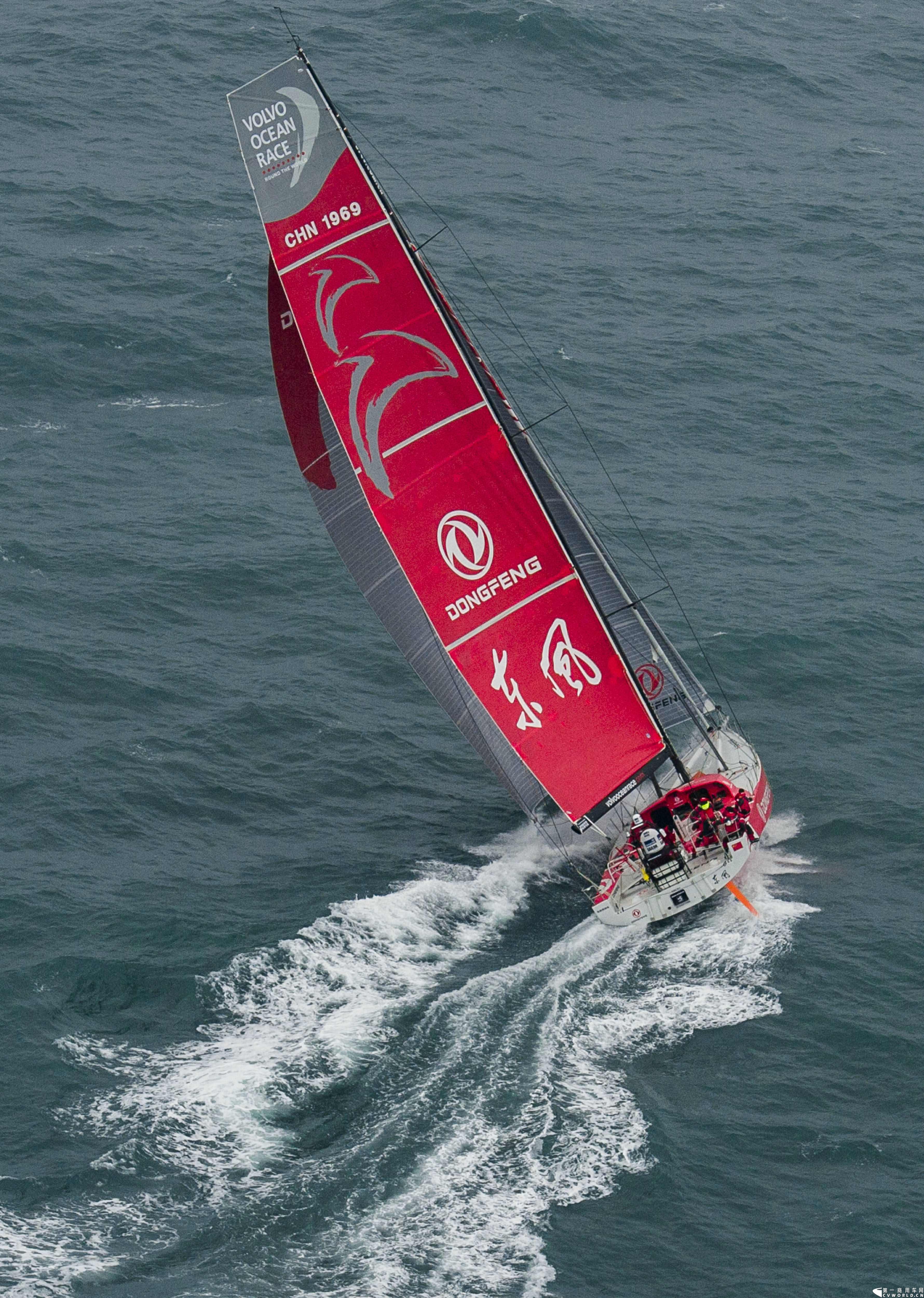 2月26日，中国唯一一艘参加2014-2015年沃尔沃环球帆船赛赛船“东风号”从英国制造完成运抵中国并在三亚市半山半岛首次亮相。同时，全球公开选拔的“东风队”船长和候选船员与大家见面。由东风商用车有限公司独家冠名的“东风号”赛船，将于今年10月由“东风队”驾驶，出征世界顶级帆船赛事，助力中国远洋帆船运动事业的发展。图为“东风号”帆船下海。