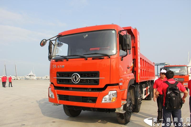 2月26日，中国唯一一艘参加2014-2015年沃尔沃环球帆船赛赛船“东风号”从英国制造完成运抵中国并在三亚市半山半岛首次亮相。同时，全球公开选拔的“东风队”船长和候选船员与大家见面。由东风商用车有限公司独家冠名的“东风号”赛船，将于今年10月由“东风队”驾驶，出征世界顶级帆船赛事，助力中国远洋帆船运动事业的发展。图为活动现场展示的东风大力神。