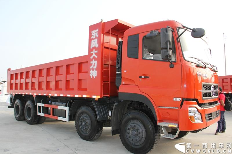 2月26日，中国唯一一艘参加2014-2015年沃尔沃环球帆船赛赛船“东风号”从英国制造完成运抵中国并在三亚市半山半岛首次亮相。同时，全球公开选拔的“东风队”船长和候选船员与大家见面。由东风商用车有限公司独家冠名的“东风号”赛船，将于今年10月由“东风队”驾驶，出征世界顶级帆船赛事，助力中国远洋帆船运动事业的发展。图为活动现场展示的东风大力神。