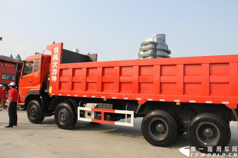 2月26日，中国唯一一艘参加2014-2015年沃尔沃环球帆船赛赛船“东风号”从英国制造完成运抵中国并在三亚市半山半岛首次亮相。同时，全球公开选拔的“东风队”船长和候选船员与大家见面。由东风商用车有限公司独家冠名的“东风号”赛船，将于今年10月由“东风队”驾驶，出征世界顶级帆船赛事，助力中国远洋帆船运动事业的发展。图为活动现场展示的东风大力神。