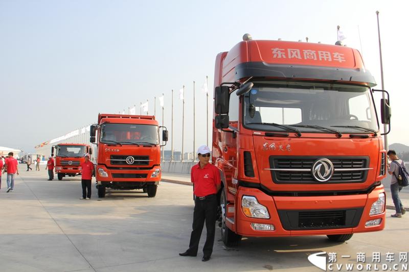2月26日，中国唯一一艘参加2014-2015年沃尔沃环球帆船赛赛船“东风号”从英国制造完成运抵中国并在三亚市半山半岛首次亮相。同时，全球公开选拔的“东风队”船长和候选船员与大家见面。由东风商用车有限公司独家冠名的“东风号”赛船，将于今年10月由“东风队”驾驶，出征世界顶级帆船赛事，助力中国远洋帆船运动事业的发展。图为活动现场展示的东风商用车中重卡。
