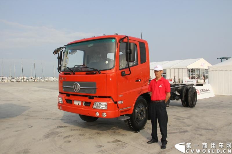 2月26日，中国唯一一艘参加2014-2015年沃尔沃环球帆船赛赛船“东风号”从英国制造完成运抵中国并在三亚市半山半岛首次亮相。同时，全球公开选拔的“东风队”船长和候选船员与大家见面。由东风商用车有限公司独家冠名的“东风号”赛船，将于今年10月由“东风队”驾驶，出征世界顶级帆船赛事，助力中国远洋帆船运动事业的发展。图为活动现场展示的东风天锦中卡。