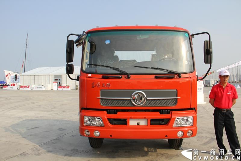 2月26日，中国唯一一艘参加2014-2015年沃尔沃环球帆船赛赛船“东风号”从英国制造完成运抵中国并在三亚市半山半岛首次亮相。同时，全球公开选拔的“东风队”船长和候选船员与大家见面。由东风商用车有限公司独家冠名的“东风号”赛船，将于今年10月由“东风队”驾驶，出征世界顶级帆船赛事，助力中国远洋帆船运动事业的发展。图为活动现场展示的东风天锦中卡。