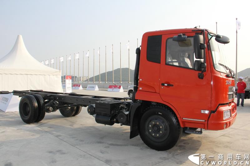 2月26日，中国唯一一艘参加2014-2015年沃尔沃环球帆船赛赛船“东风号”从英国制造完成运抵中国并在三亚市半山半岛首次亮相。同时，全球公开选拔的“东风队”船长和候选船员与大家见面。由东风商用车有限公司独家冠名的“东风号”赛船，将于今年10月由“东风队”驾驶，出征世界顶级帆船赛事，助力中国远洋帆船运动事业的发展。图为活动现场展示的东风天锦中卡。