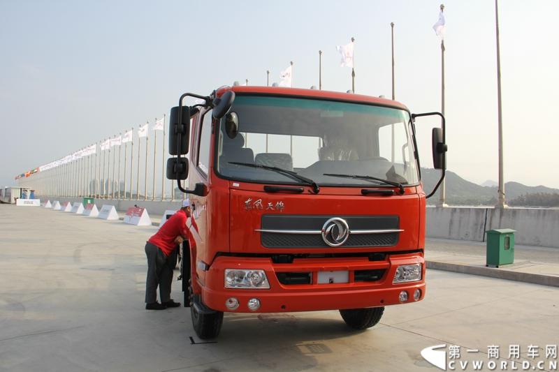 2月26日，中国唯一一艘参加2014-2015年沃尔沃环球帆船赛赛船“东风号”从英国制造完成运抵中国并在三亚市半山半岛首次亮相。同时，全球公开选拔的“东风队”船长和候选船员与大家见面。由东风商用车有限公司独家冠名的“东风号”赛船，将于今年10月由“东风队”驾驶，出征世界顶级帆船赛事，助力中国远洋帆船运动事业的发展。图为活动现场展示的东风天锦中卡。