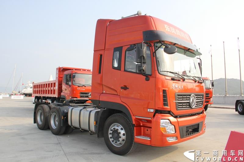 2月26日，中国唯一一艘参加2014-2015年沃尔沃环球帆船赛赛船“东风号”从英国制造完成运抵中国并在三亚市半山半岛首次亮相。同时，全球公开选拔的“东风队”船长和候选船员与大家见面。由东风商用车有限公司独家冠名的“东风号”赛船，将于今年10月由“东风队”驾驶，出征世界顶级帆船赛事，助力中国远洋帆船运动事业的发展。图为活动现场展示的东风天龙重卡。