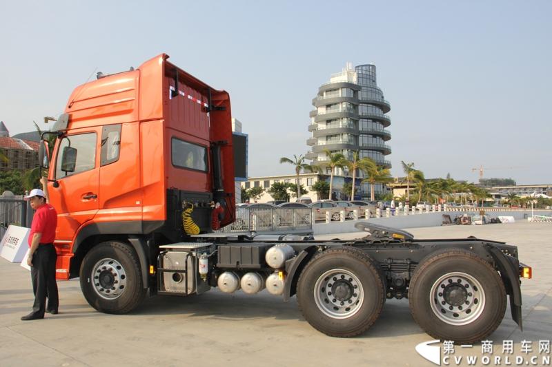 2月26日，中国唯一一艘参加2014-2015年沃尔沃环球帆船赛赛船“东风号”从英国制造完成运抵中国并在三亚市半山半岛首次亮相。同时，全球公开选拔的“东风队”船长和候选船员与大家见面。由东风商用车有限公司独家冠名的“东风号”赛船，将于今年10月由“东风队”驾驶，出征世界顶级帆船赛事，助力中国远洋帆船运动事业的发展。图为活动现场展示的东风天龙重卡。