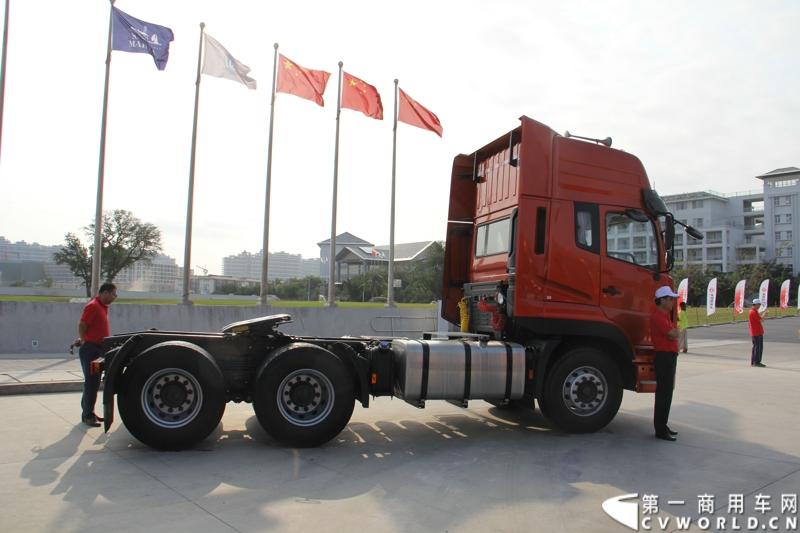 2月26日，中国唯一一艘参加2014-2015年沃尔沃环球帆船赛赛船“东风号”从英国制造完成运抵中国并在三亚市半山半岛首次亮相。同时，全球公开选拔的“东风队”船长和候选船员与大家见面。由东风商用车有限公司独家冠名的“东风号”赛船，将于今年10月由“东风队”驾驶，出征世界顶级帆船赛事，助力中国远洋帆船运动事业的发展。图为活动现场展示的东风天龙重卡。