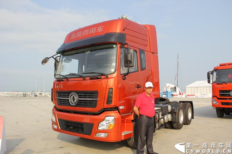 2月26日，中国唯一一艘参加2014-2015年沃尔沃环球帆船赛赛船“东风号”从英国制造完成运抵中国并在三亚市半山半岛首次亮相。同时，全球公开选拔的“东风队”船长和候选船员与大家见面。由东风商用车有限公司独家冠名的“东风号”赛船，将于今年10月由“东风队”驾驶，出征世界顶级帆船赛事，助力中国远洋帆船运动事业的发展。图为活动现场展示的东风天龙重卡。