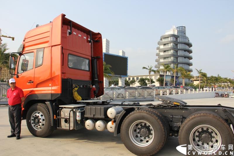 2月26日，中国唯一一艘参加2014-2015年沃尔沃环球帆船赛赛船“东风号”从英国制造完成运抵中国并在三亚市半山半岛首次亮相。同时，全球公开选拔的“东风队”船长和候选船员与大家见面。由东风商用车有限公司独家冠名的“东风号”赛船，将于今年10月由“东风队”驾驶，出征世界顶级帆船赛事，助力中国远洋帆船运动事业的发展。图为活动现场展示的东风天龙重卡。