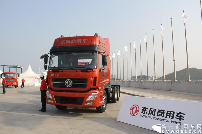 2月26日，中国唯一一艘参加2014-2015年沃尔沃环球帆船赛赛船“东风号”从英国制造完成运抵中国并在三亚市半山半岛首次亮相。同时，全球公开选拔的“东风队”船长和候选船员与大家见面。由东风商用车有限公司独家冠名的“东风号”赛船，将于今年10月由“东风队”驾驶，出征世界顶级帆船赛事，助力中国远洋帆船运动事业的发展。图为活动现场展示的东风天龙重卡。