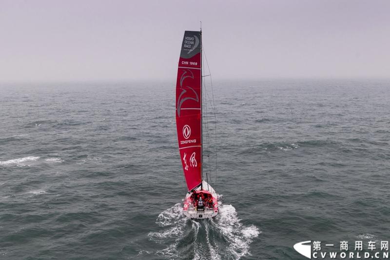 2月26日，中国唯一一艘参加2014-2015年沃尔沃环球帆船赛赛船“东风号”从英国制造完成运抵中国并在三亚市半山半岛首次亮相。同时，全球公开选拔的“东风队”船长和候选船员与大家见面。由东风商用车有限公司独家冠名的“东风号”赛船，将于今年10月由“东风队”驾驶，出征世界顶级帆船赛事，助力中国远洋帆船运动事业的发展。图为“东风号”赛船下海。