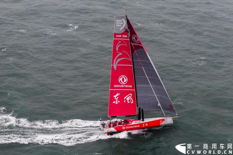 2月26日，中国唯一一艘参加2014-2015年沃尔沃环球帆船赛赛船“东风号”从英国制造完成运抵中国并在三亚市半山半岛首次亮相。同时，全球公开选拔的“东风队”船长和候选船员与大家见面。由东风商用车有限公司独家冠名的“东风号”赛船，将于今年10月由“东风队”驾驶，出征世界顶级帆船赛事，助力中国远洋帆船运动事业的发展。图为“东风号”赛船下海。