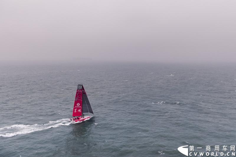 2月26日，中国唯一一艘参加2014-2015年沃尔沃环球帆船赛赛船“东风号”从英国制造完成运抵中国并在三亚市半山半岛首次亮相。同时，全球公开选拔的“东风队”船长和候选船员与大家见面。由东风商用车有限公司独家冠名的“东风号”赛船，将于今年10月由“东风队”驾驶，出征世界顶级帆船赛事，助力中国远洋帆船运动事业的发展。图为“东风号”赛船下海。