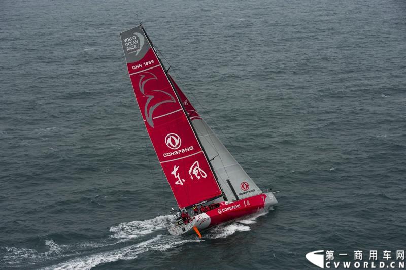 2月26日，中国唯一一艘参加2014-2015年沃尔沃环球帆船赛赛船“东风号”从英国制造完成运抵中国并在三亚市半山半岛首次亮相。同时，全球公开选拔的“东风队”船长和候选船员与大家见面。由东风商用车有限公司独家冠名的“东风号”赛船，将于今年10月由“东风队”驾驶，出征世界顶级帆船赛事，助力中国远洋帆船运动事业的发展。图为“东风号”赛船下海。