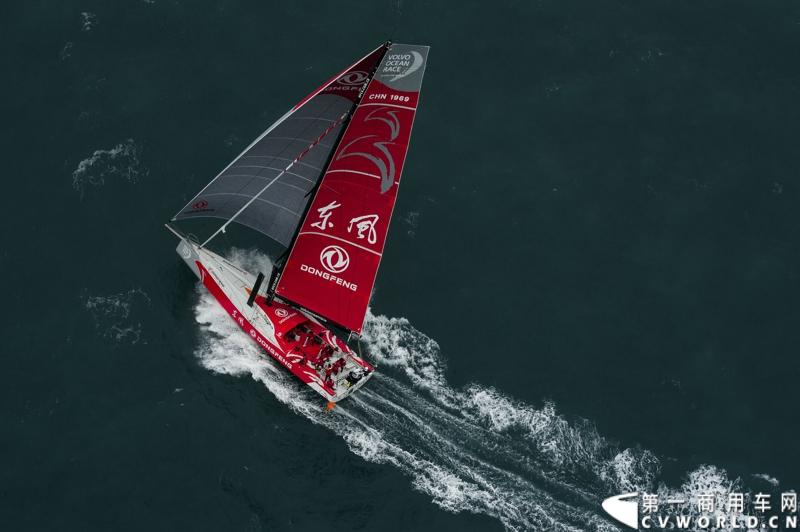 2月26日，中国唯一一艘参加2014-2015年沃尔沃环球帆船赛赛船“东风号”从英国制造完成运抵中国并在三亚市半山半岛首次亮相。同时，全球公开选拔的“东风队”船长和候选船员与大家见面。由东风商用车有限公司独家冠名的“东风号”赛船，将于今年10月由“东风队”驾驶，出征世界顶级帆船赛事，助力中国远洋帆船运动事业的发展。图为“东风号”赛船下海。