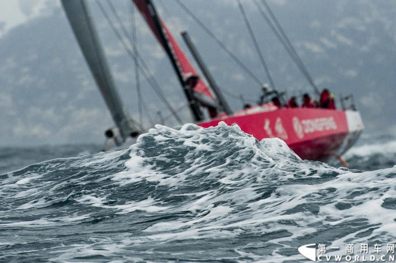 2月26日，中国唯一一艘参加2014-2015年沃尔沃环球帆船赛赛船“东风号”从英国制造完成运抵中国并在三亚市半山半岛首次亮相。同时，全球公开选拔的“东风队”船长和候选船员与大家见面。由东风商用车有限公司独家冠名的“东风号”赛船，将于今年10月由“东风队”驾驶，出征世界顶级帆船赛事，助力中国远洋帆船运动事业的发展。图为“东风号”赛船下海。