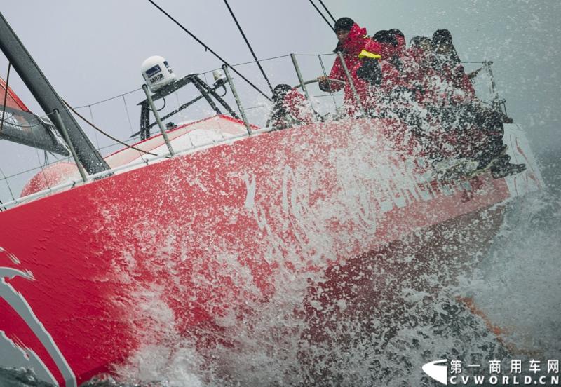 2月26日，中国唯一一艘参加2014-2015年沃尔沃环球帆船赛赛船“东风号”从英国制造完成运抵中国并在三亚市半山半岛首次亮相。同时，全球公开选拔的“东风队”船长和候选船员与大家见面。由东风商用车有限公司独家冠名的“东风号”赛船，将于今年10月由“东风队”驾驶，出征世界顶级帆船赛事，助力中国远洋帆船运动事业的发展。图为“东风号”赛船下海。