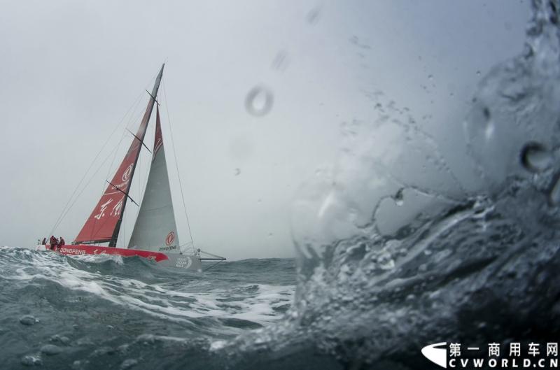 2月26日，中国唯一一艘参加2014-2015年沃尔沃环球帆船赛赛船“东风号”从英国制造完成运抵中国并在三亚市半山半岛首次亮相。同时，全球公开选拔的“东风队”船长和候选船员与大家见面。由东风商用车有限公司独家冠名的“东风号”赛船，将于今年10月由“东风队”驾驶，出征世界顶级帆船赛事，助力中国远洋帆船运动事业的发展。图为“东风号”赛船下海。