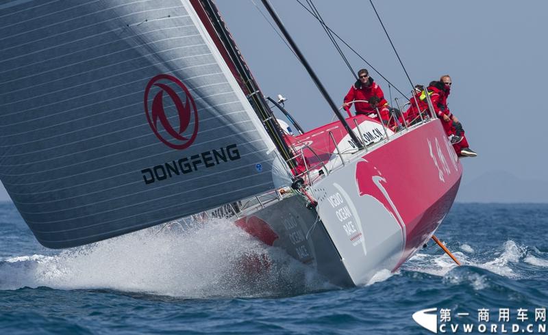 2月26日，中国唯一一艘参加2014-2015年沃尔沃环球帆船赛赛船“东风号”从英国制造完成运抵中国并在三亚市半山半岛首次亮相。同时，全球公开选拔的“东风队”船长和候选船员与大家见面。由东风商用车有限公司独家冠名的“东风号”赛船，将于今年10月由“东风队”驾驶，出征世界顶级帆船赛事，助力中国远洋帆船运动事业的发展。图为“东风号”赛船下海。