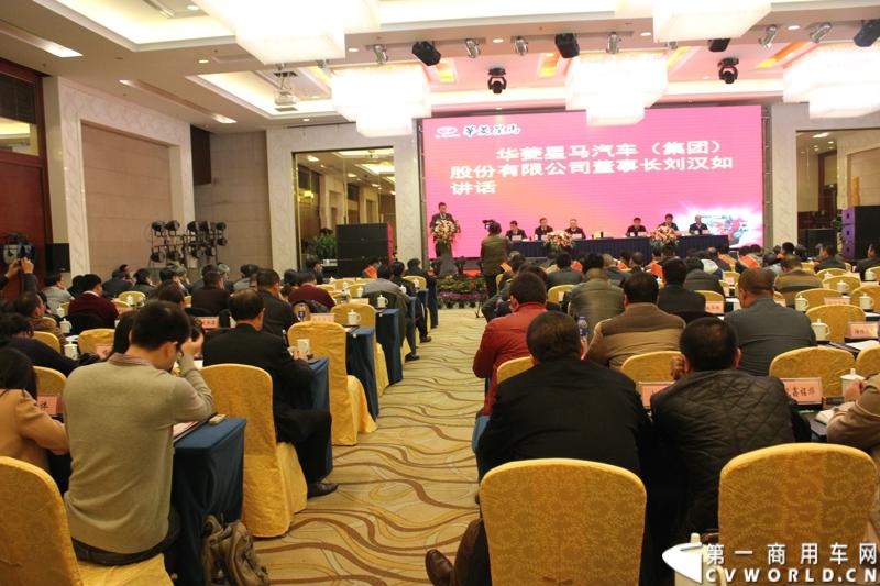 2月26日，安徽华菱星马汽车集团2014商务年会在安徽马鞍山举行。会上，华菱星马集团营销总监夏宏公布了华菱星马2014年的主要产生经营目标：产销各类底盘30000辆，产销各类专用车上装15000辆，其中出口3000辆，争取3500辆。图为商务年会现场。
