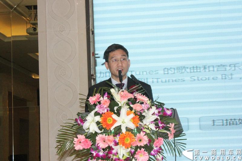 2月26日，安徽华菱星马汽车集团2014商务年会在安徽马鞍山举行。会上，华菱星马集团营销总监夏宏公布了华菱星马2014年的主要产生经营目标：产销各类底盘30000辆，产销各类专用车上装15000辆，其中出口3000辆，争取3500辆。图为华菱星马汽车集团营销总监夏宏做营销工作报告。