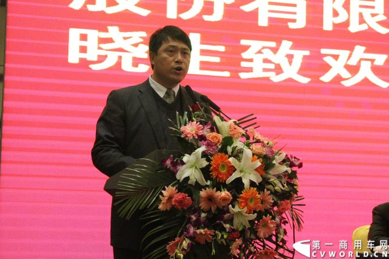 2月26日，安徽华菱星马汽车集团2014商务年会在安徽马鞍山举行。会上，华菱星马集团营销总监夏宏公布了华菱星马2014年的主要产生经营目标：产销各类底盘30000辆，产销各类专用车上装15000辆，其中出口3000辆，争取3500辆。图为华菱星马汽车集团总经理助理何晓生致辞。