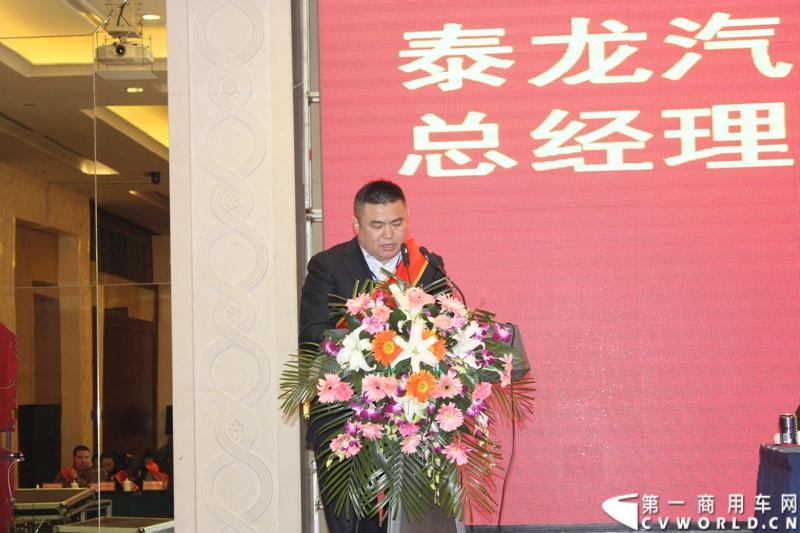 2月26日，安徽华菱星马汽车集团2014商务年会在安徽马鞍山举行。会上，华菱星马集团营销总监夏宏公布了华菱星马2014年的主要产生经营目标：产销各类底盘30000辆，产销各类专用车上装15000辆，其中出口3000辆，争取3500辆。图为华菱星马经销商代表，天津市滨海新区塘沽港泰龙汽车销售服务有限公司总经理韩益军发言。