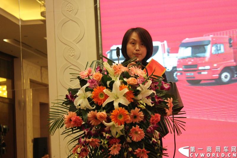 2月26日，安徽华菱星马汽车集团2014商务年会在安徽马鞍山举行。会上，华菱星马集团营销总监夏宏公布了华菱星马2014年的主要产生经营目标：产销各类底盘30000辆，产销各类专用车上装15000辆，其中出口3000辆，争取3500辆。图为华菱星马在马鞍山的经销商代表，马鞍山市华辉汽车贸易有限公司副总经理陈冀宁发言。