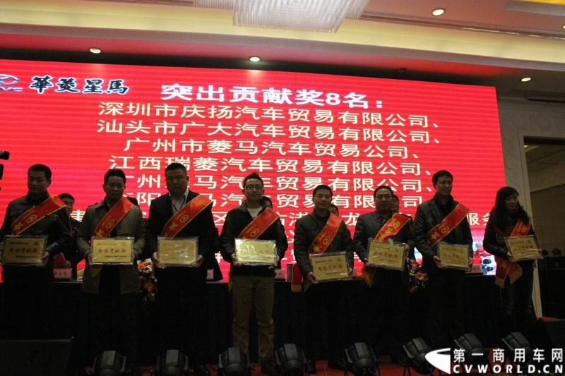 2月26日，安徽华菱星马汽车集团2014商务年会在安徽马鞍山举行。会上，华菱星马集团营销总监夏宏公布了华菱星马2014年的主要产生经营目标：产销各类底盘30000辆，产销各类专用车上装15000辆，其中出口3000辆，争取3500辆。图为为2013年作出优异工作的经销商们颁奖言。